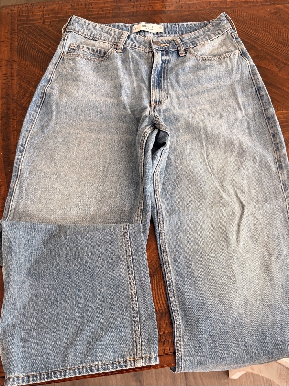 Hollister Curvy High-Rise Baggy Jeans